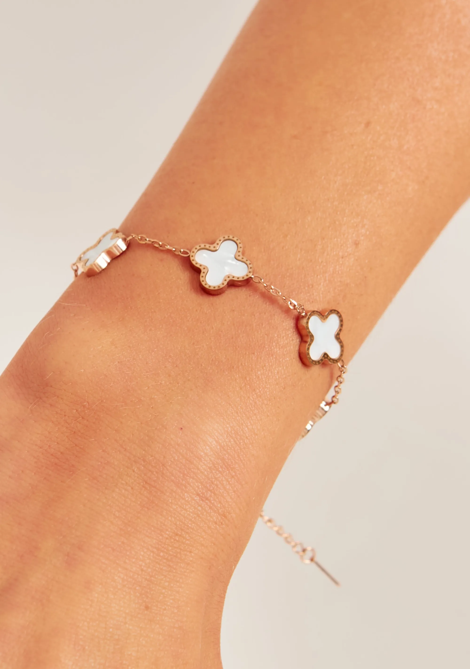 Missy Empire Cassia White Flower Detail Bracelet^Women Bracelets